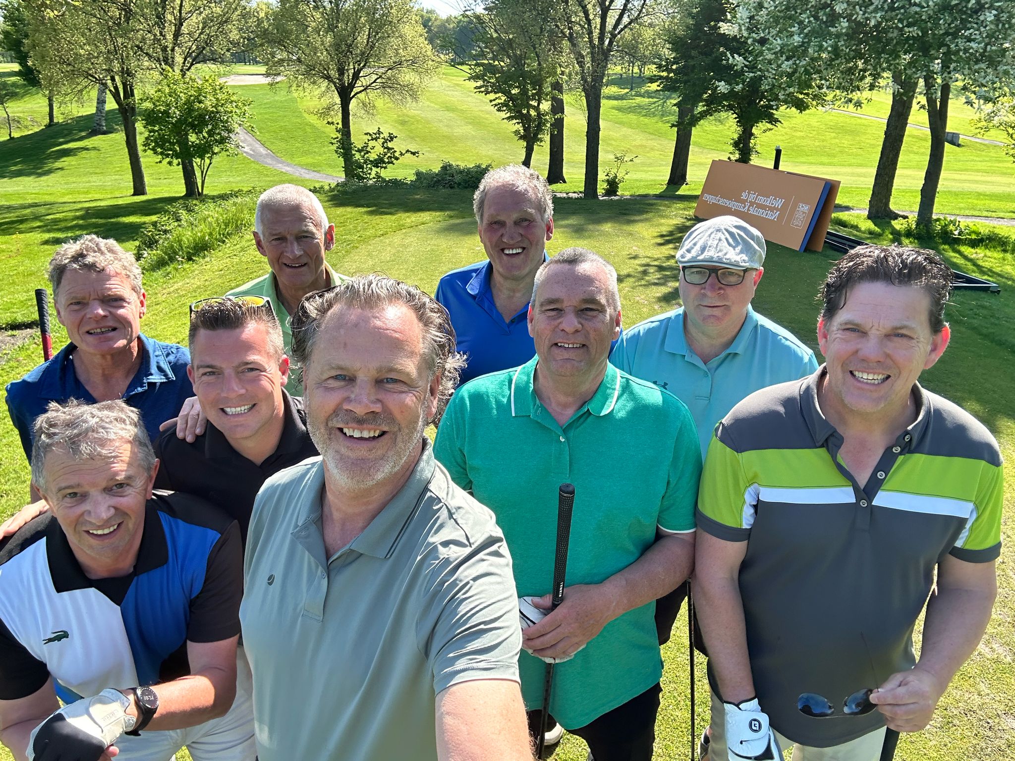 Gezellige golfers golfen samen